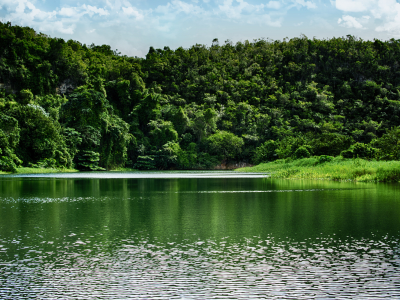 The Rio Chavon River in Dominican Republic features breathtaking green mountains in the background. This is one of the many beautiful features that prompt brides and grooms to choose the Dominican Republic for their destination wedding.